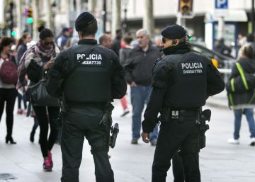 Los antidisturbios de los Mossos deberán lucir tres identificaciones Los antidisturbios de los Mossos deberán lucir tres identificaciones