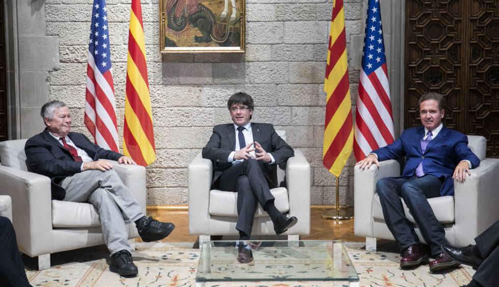 Carles Puigdemont durante su reunión con los congresistas de Estados Unidos Rohrabacher y Higgins.