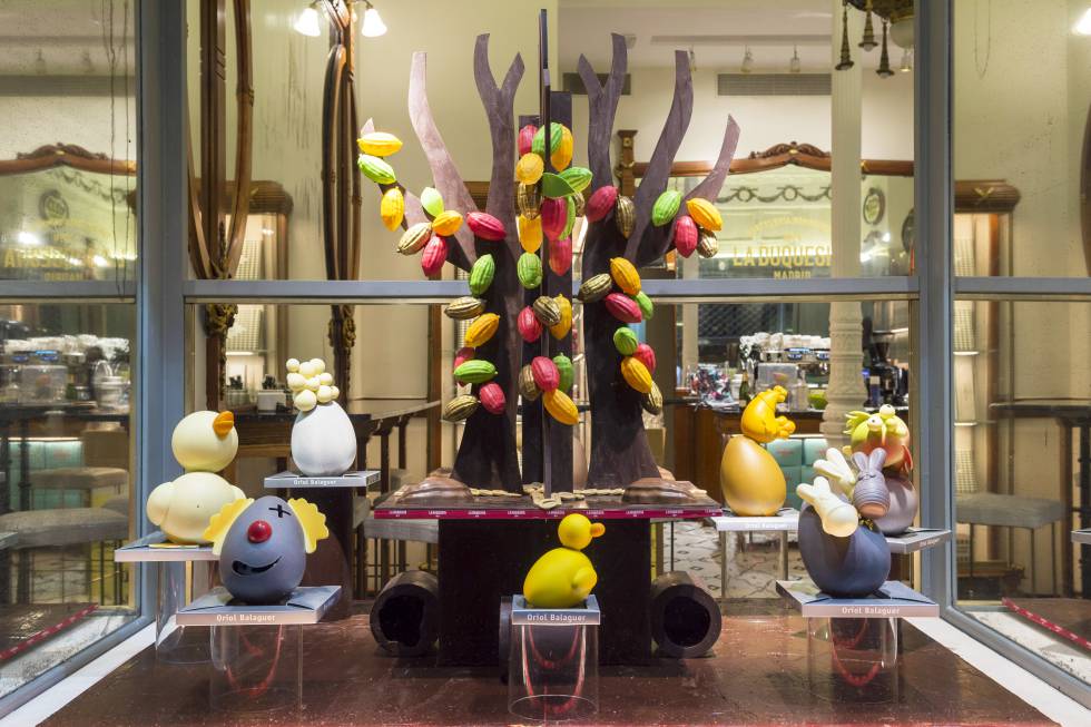 Monas y huevos de Pascua del repostero Oriol Balaguer en el escaparate de La Duquesita.