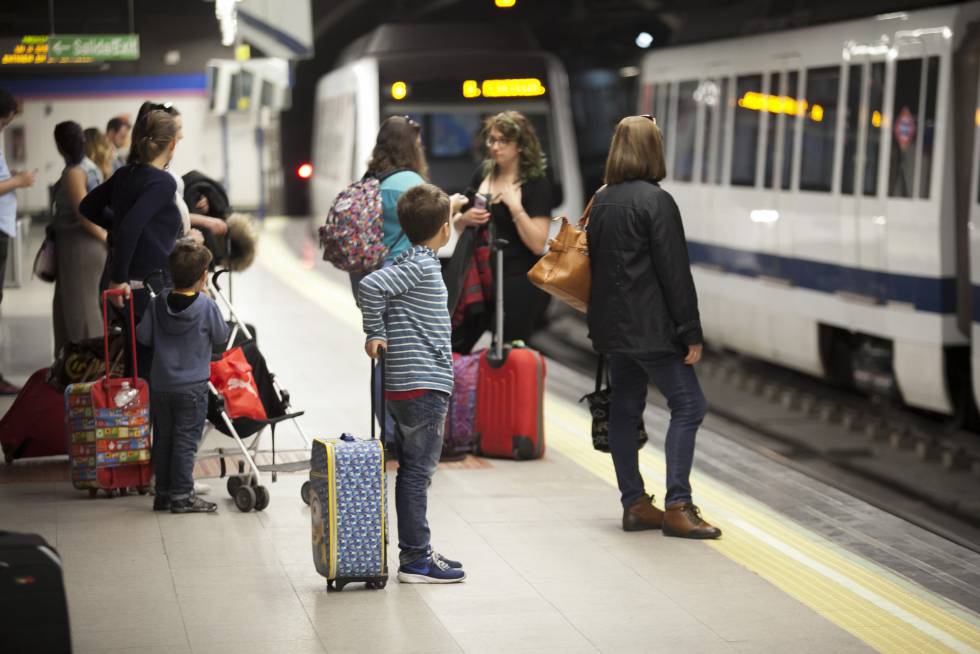 Los viajeros esperan el metro en la estación de Nuevos Ministerios.