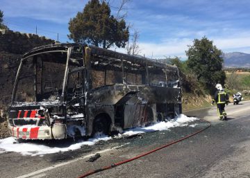 Crema l’autobús en què viatjava un cor femení de Tarragona