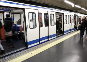 Un convoy del metro circula sin conductor entre dos estaciones Un convoy del metro circula sin conductor entre dos estaciones
