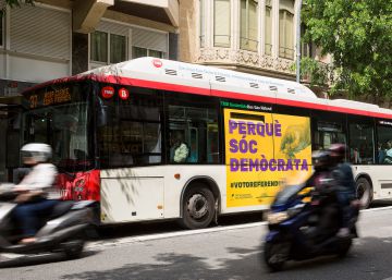 Ciutadans y PP exigen a Colau que retire anuncios a favor del referéndum del metro y los buses Ciutadans y PP exigen a Colau que retire anuncios a favor del referéndum del metro y los buses