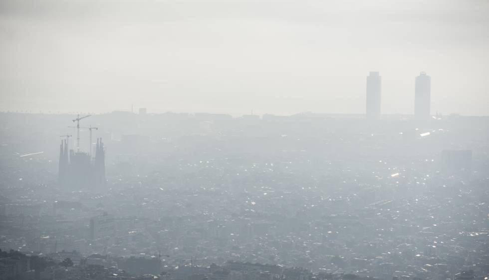 Vista de Barcelona en un día de alta polución.