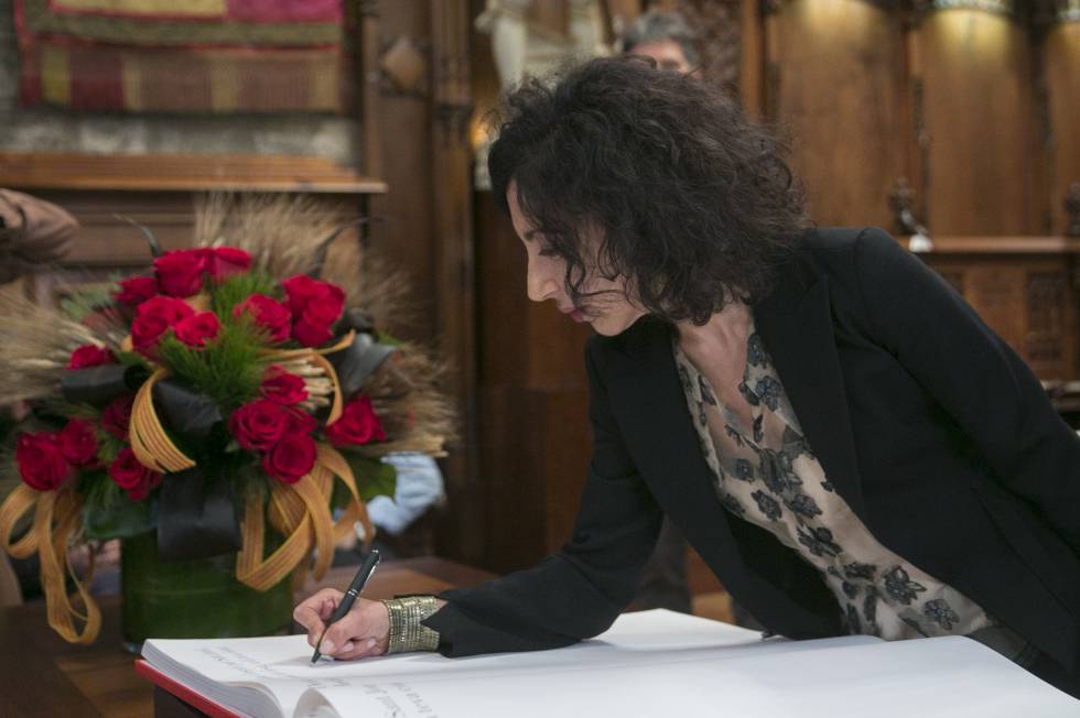 Yasmina Reza, escribiendo en el libro del Consistorio