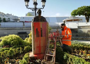 Un busto de Fraga amanece pintado con los colores de la bandera republicana Un busto de Fraga amanece pintado con los colores de la bandera republicana