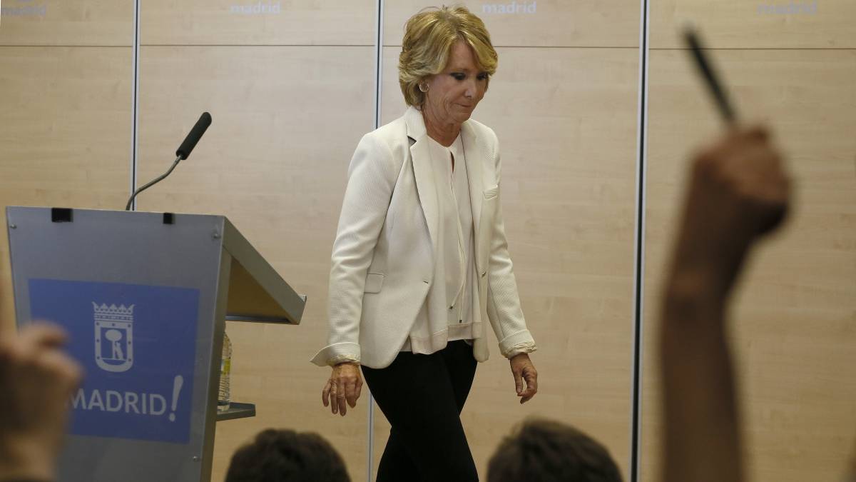 Esperanza Aguirre durante la rueda de prensa en la que ha anunciado su dimisión como portavoz y concejal del Ayuntamiento de Madrid.