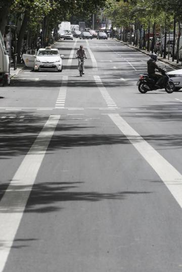 Un ciclista pasa por el nuevo carril bici de la calle Sagasta, en los bulevares.