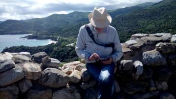 Un visitante en las ruinas de Estagira.