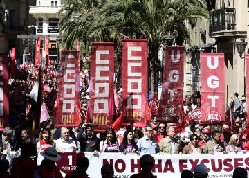 Los sindicatos exigen el 1º de Mayo mejores salarios tras años de crisis Los sindicatos exigen el 1º de Mayo mejores salarios tras años de crisis