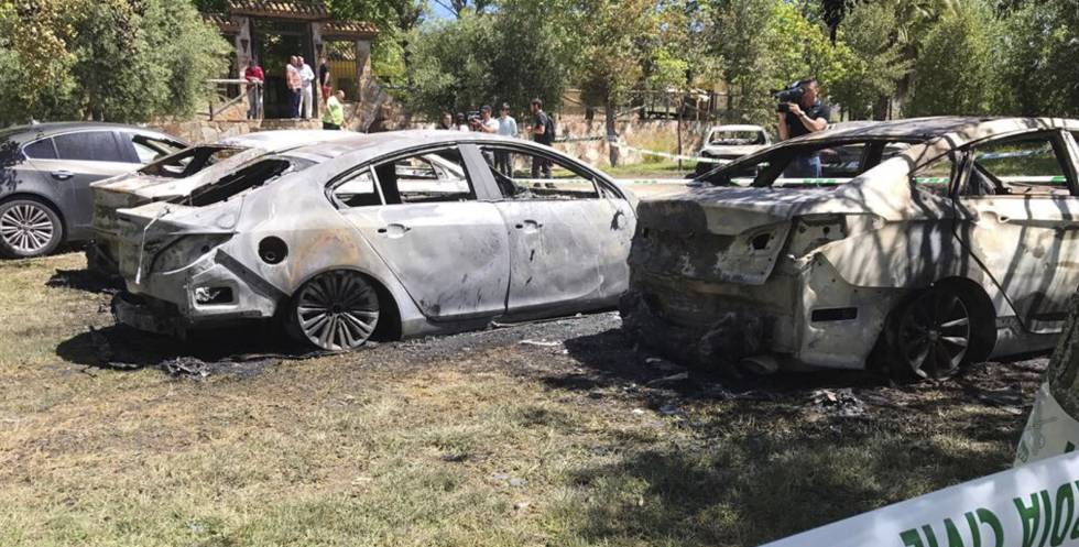 Estado en que han quedado los coches afectados por el incendio.