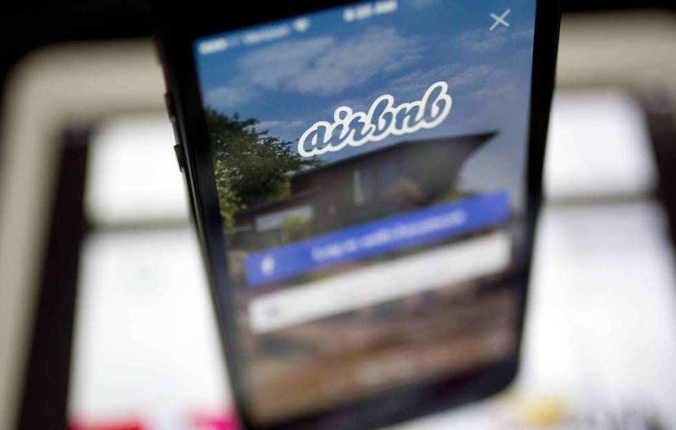 La app Airbnb en un móvil de un usuario.
