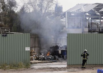 Los bomberos aún tratan de extinguir el fuego en la nave de Arganda