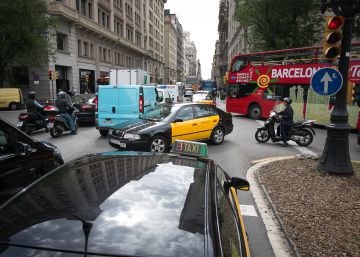 Los comerciantes rechazan sacar coches de la Via Laietana