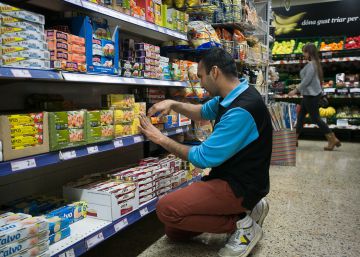 Les grans marques prenen els comerços pakistanesos a Barcelona