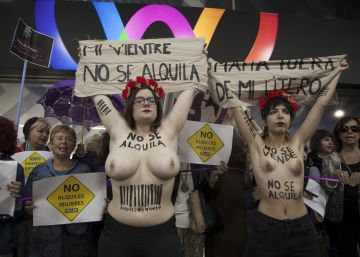 Un centenar de personas protesta contra una feria de gestación subrogada Un centenar de personas protesta contra una feria de gestación subrogada