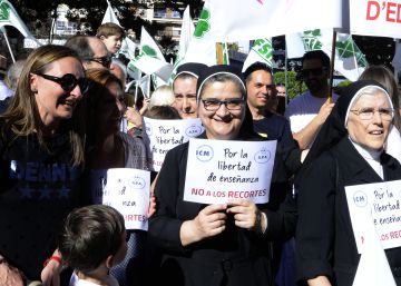 Miles de personas se manifiestan en Valencia contra el cierre de aulas en la enseñanza concertada Miles de personas se manifiestan en Valencia contra el cierre de aulas en la enseñanza concertada