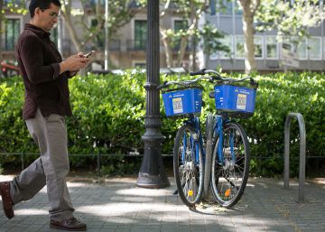 Barcelona investiga una empresa de bicis que fa servir amarratges públics