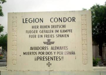 Carmena retira el monumento a la Legión Cóndor en el Cementerio de la Almudena