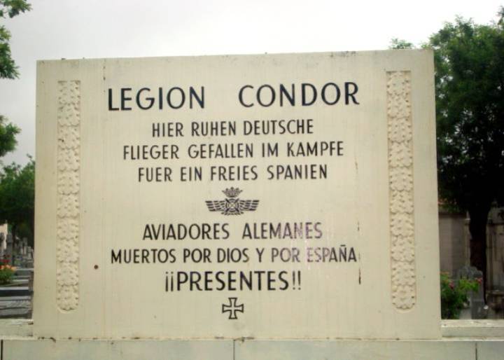 Carmena retira el monumento a la Legión Cóndor en el Cementerio de la Almudena Carmena retira el monumento a la Legión Cóndor en el Cementerio de la Almudena