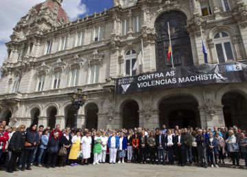 A Coruña se sume en el silencio para arropar a la madre del niño asesinado A Coruña se sume en el silencio para arropar a la madre del niño asesinado
