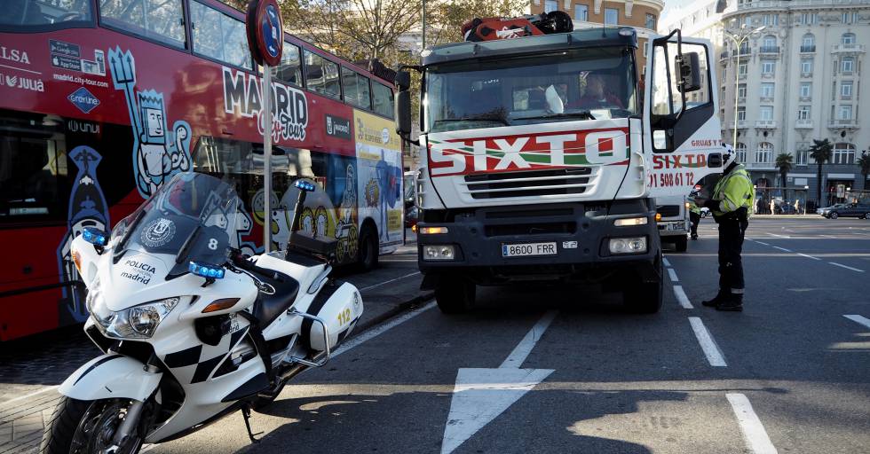 Control de la Policía Municipal a dos camiones en la plaza de Neptuno de Madrid.