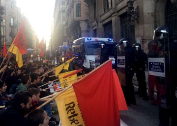 Els estudiants es manifesten a Barcelona contra l’augment de taxes universitàries Els estudiants es manifesten a Barcelona contra l’augment de taxes universitàries