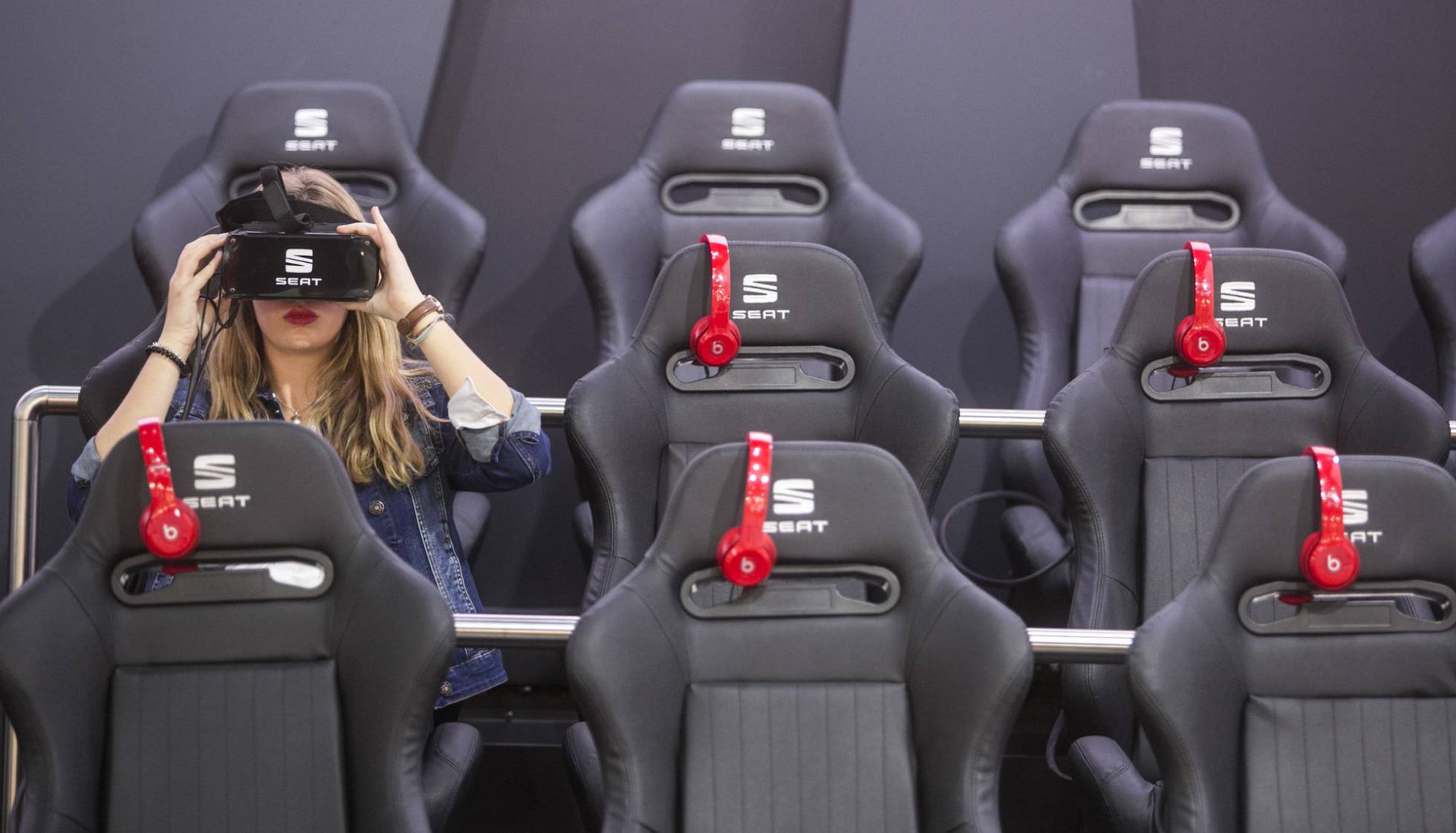 Una asistente al salón usa unas gafas de realidad virtual en Seat.