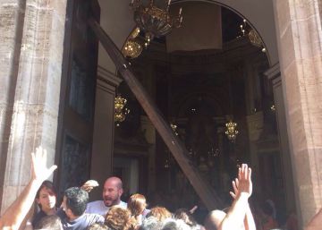 Una anciana, herida leve al caerle encima la puerta de la basílica de Valencia Una anciana, herida leve al caerle encima la puerta de la basílica de Valencia