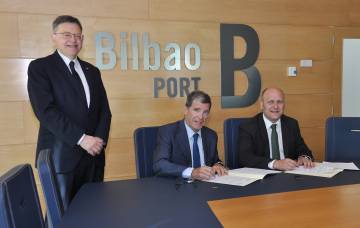 Los presidentes de los puertos de Valencia y Bilbao, Aurelio Martínez y Asier Atutxa, respectivamente, firman un acuerdo de colaboración en presencia de Ximo Puig.