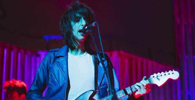 Badwan, cantante de The Horrors, en una actuación.