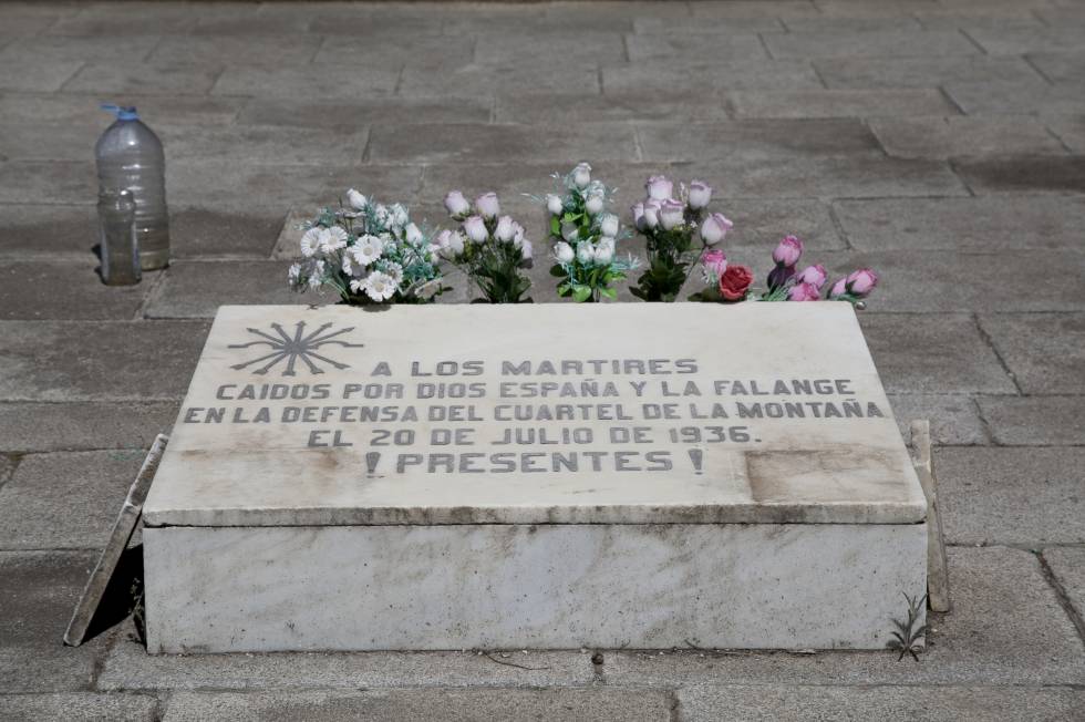 Tumba que recuerda a los soldados de Franco que lucharon en el Cuartel de la Montaña.