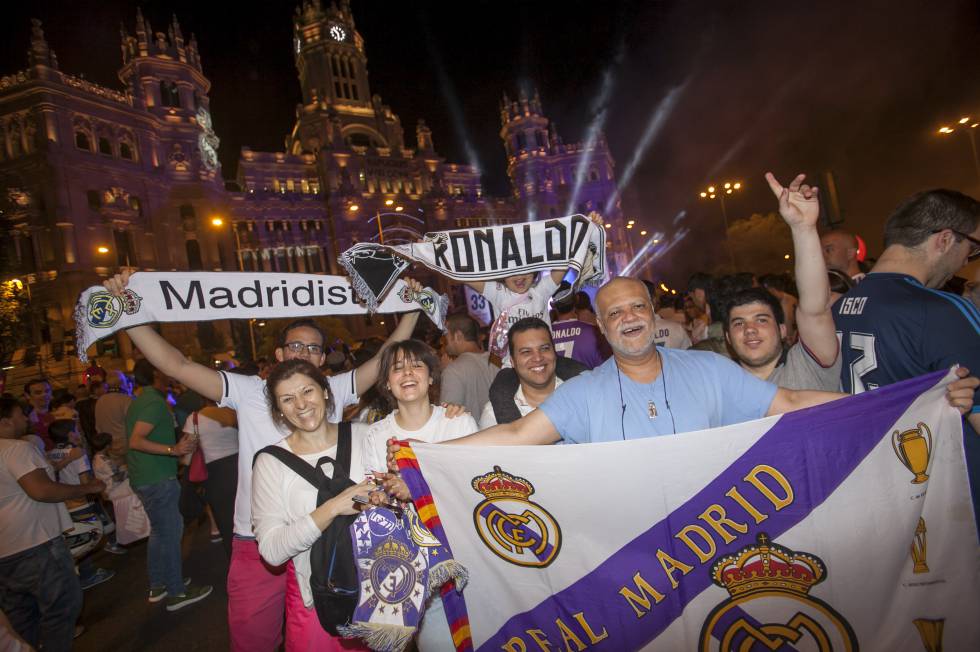 Aficionados del Real Madrid celebran este domingo el título de Liga en Cibeles.