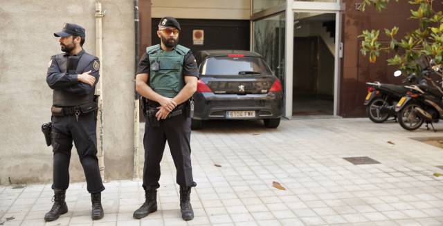Agentes en los registros este martes.