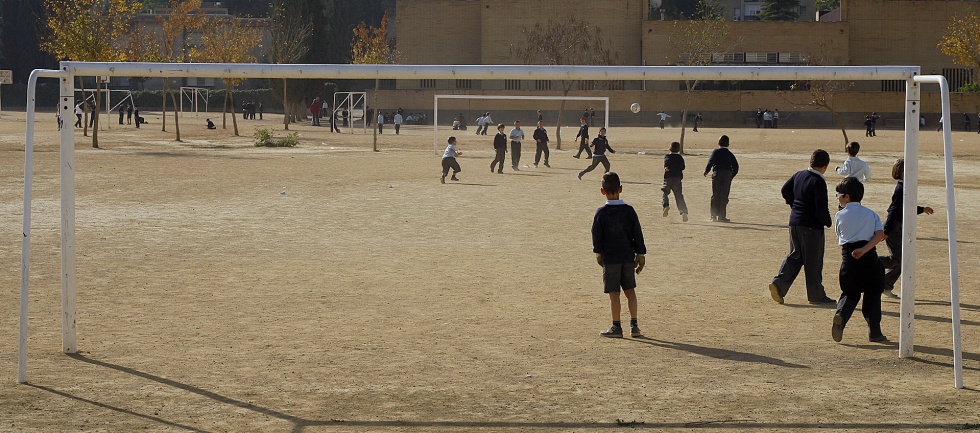 Niños jugando al fútbol en el patio del colegio concertado de educación segregada Altair de Sevilla, donde solo estudian varones.