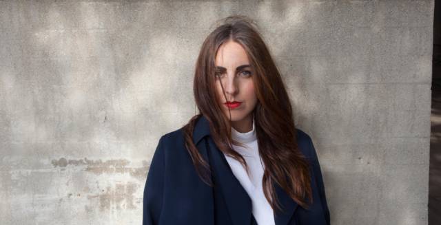 La artista Camella Lobo explora el cruce de electrónica, poesía, performance y cine con Tropic of Cancer.