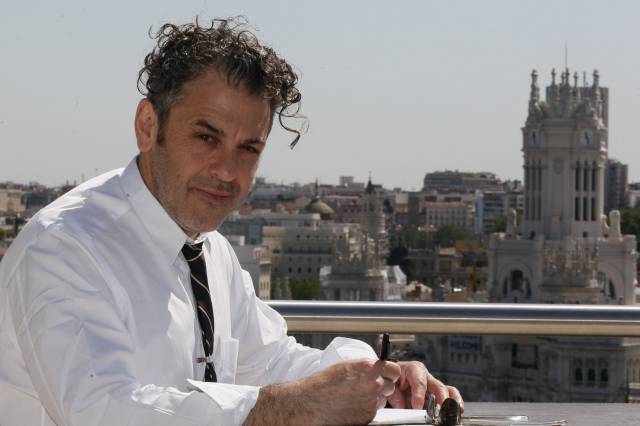 El artista Tom Sachs posando en la azotea del CBA