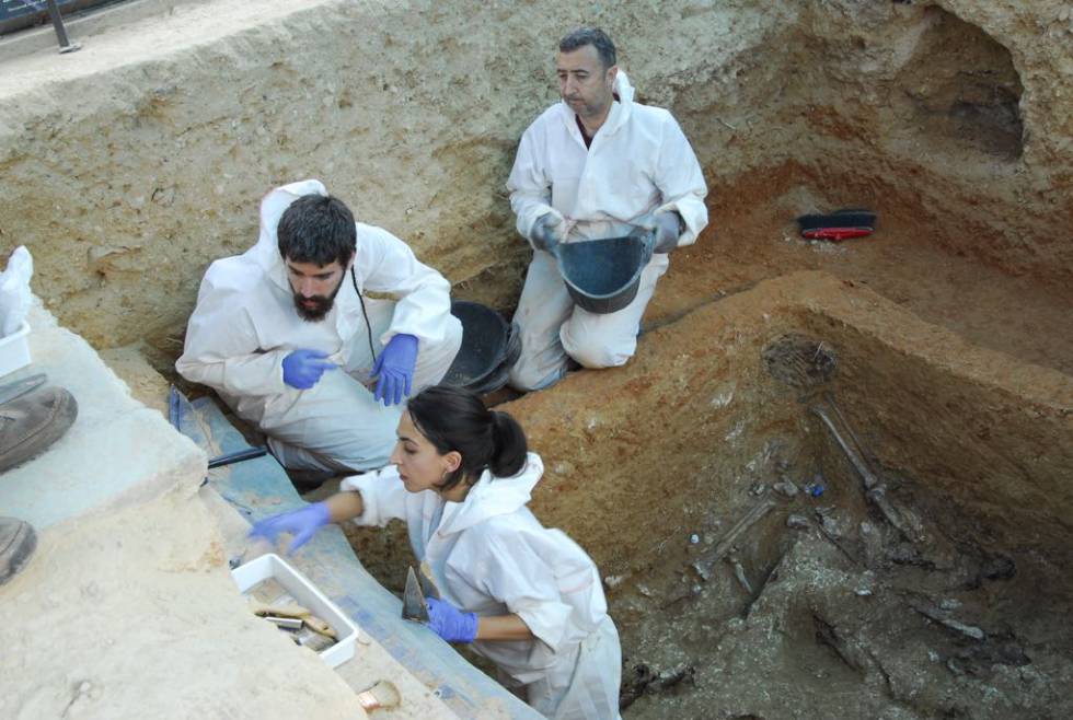 El equipo que realiza las exhumaciones en la fosa 113 de Paterna hoy. 