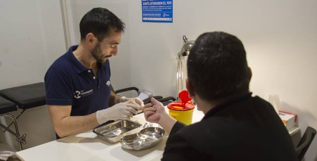 Un usuario es atendido en las instalaciones de BCN Checkpoint.