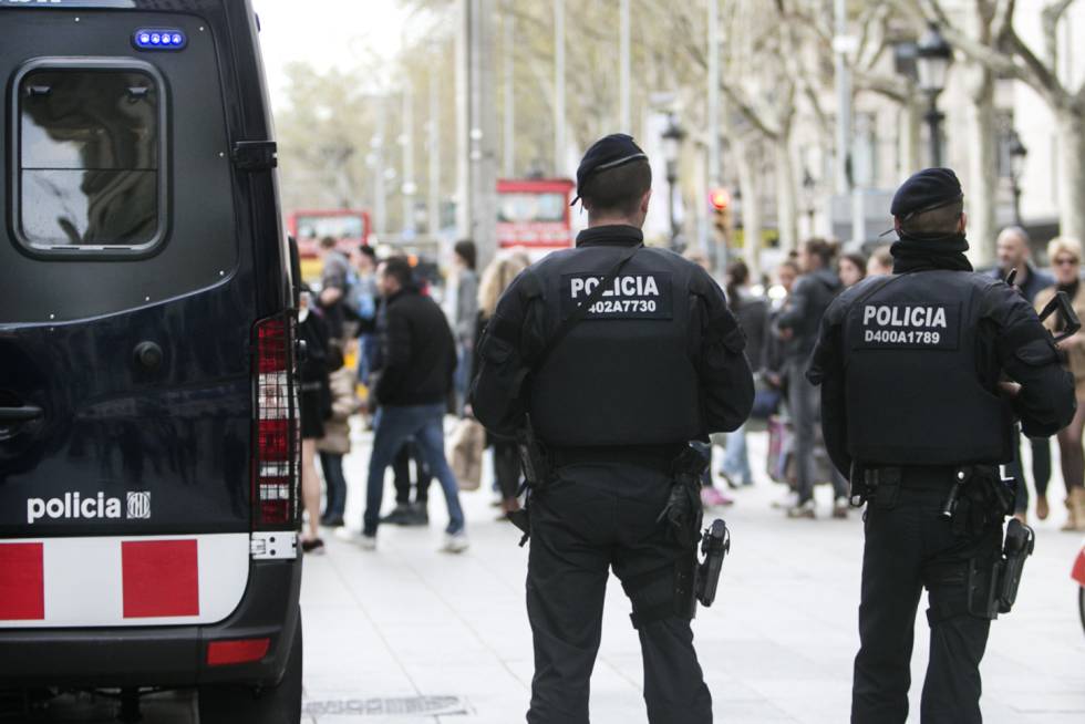 Unos Mossos d'Esquadra patrullan las calles de Barcelona. rn