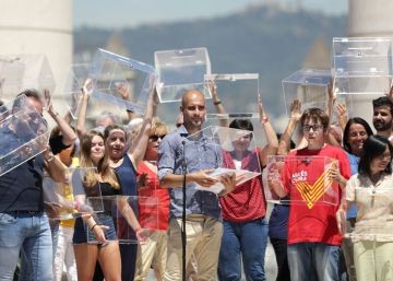 Pep Guardiola, amb una urna en la lectura del manifest.