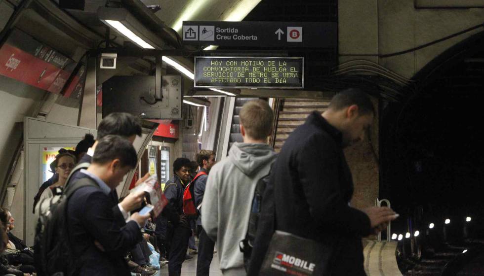 Aglomeración de pasajeros en el Metro de Barcelona, durante una jornada de huelga.