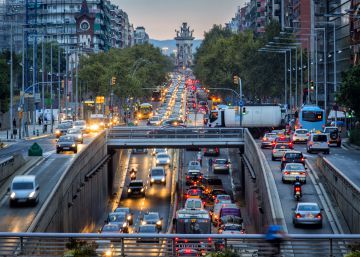 Uno de cada tres vecinos de Barcelona no dejará el coche pese a la contaminación Uno de cada tres vecinos de Barcelona no dejará el coche pese a la contaminación