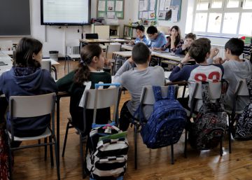 El consejero de Sanidad recomienda hacer abanicos de papel para combatir el calor en las aulas El consejero de Sanidad recomienda hacer abanicos de papel para combatir el calor en las aulas