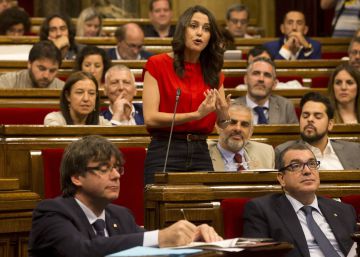 Arrimadas creu que el Govern “menteix”: “Si són voluntaris, no és un referèndum” Arrimadas creu que el Govern “menteix”: “Si són voluntaris, no és un referèndum”