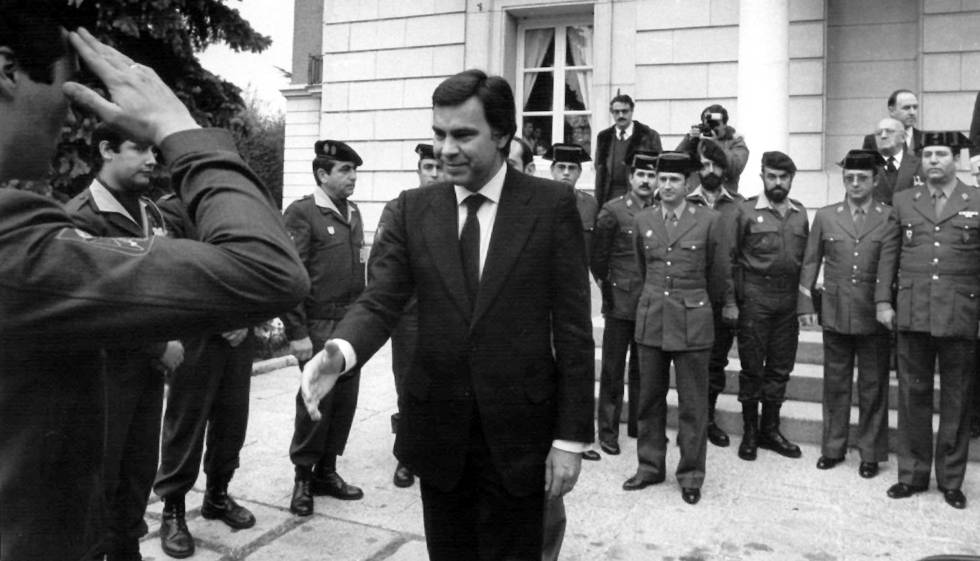 Un guardia civil saluda a González en La Moncloa, tras tomar posesión en 1982.