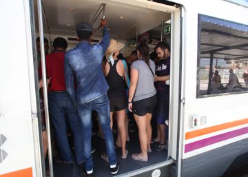 Renfe culpa a la Generalitat de no pedir más frecuencias en trenes saturados Renfe culpa a la Generalitat de no pedir más frecuencias en trenes saturados