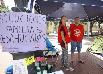 Una familia acampa frente a la junta de distrito de Carabanchel tras ser desahuciada Una familia acampa frente a la junta de distrito de Carabanchel tras ser desahuciada
