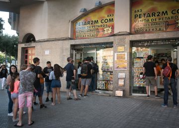 Barcelona celebra Sant Joan con 27 hogueras en plena ola de calor Barcelona celebra Sant Joan con 27 hogueras en plena ola de calor