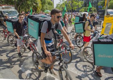 Els ciclistes que treballen per a Deliveroo: “Si no cobrem, no rodem”